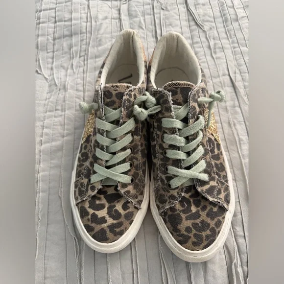 Very G Animal Print Sneakers with Gold Glitter Star
9.5 - Picture 2 of 6